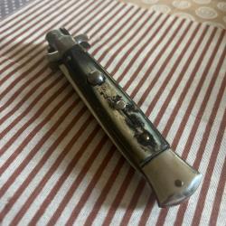 Couteau pliant a système d'ouverture