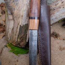 Puukko XXL Couteau Damas Lame 256 Couches Lame Drop Point Manche Bois Rose Fabric Artisan Etui Cuir