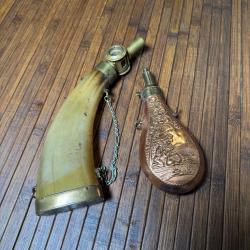 DUO DE POIRE A POUDRE COLLECTION DONT UNE FIN 18 eme EN CORNE BLONDE