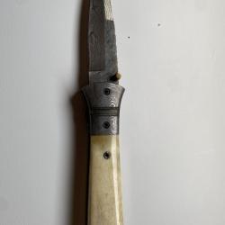couteau artisanal manche en corne et lame damassée