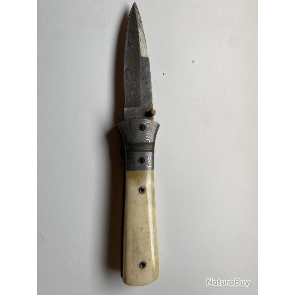 couteau artisanal manche en corne et lame damassée