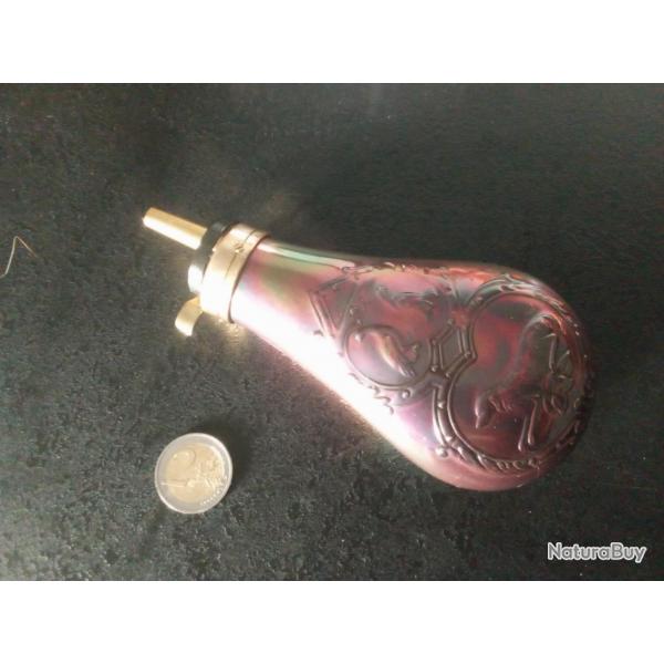 Poire  poudre avec gravure chien, calibre ???