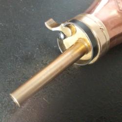 Poire à poudre noire avec gravure chien et oies ( calibre ??? )