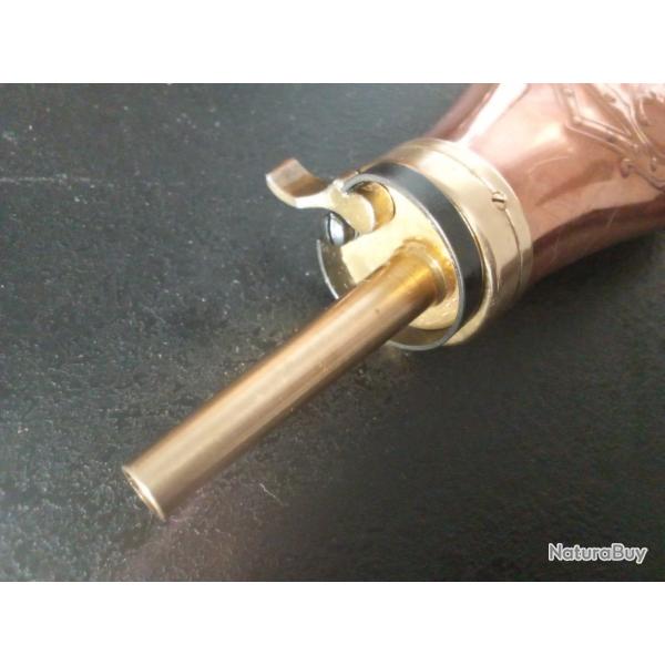 Poire  poudre noire avec gravure chien et oies ( calibre ??? )