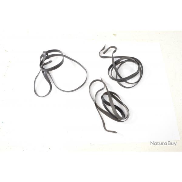 Lot de trois sangles / bretelles de jumelles en plastique souple, annes 1950 - 1970. Sans bouton.