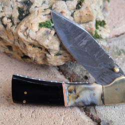 Beau Couteau Damas Lame Drop Point 128 Couches Manche Bélier & Résine Fabric Artisanale Linerlock 01