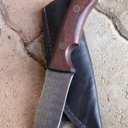 Couteau Skinner Damas Lame Drop Point Acier 256 Couches Manche Bois de Rose Etui Cuir Fabr Artisanat