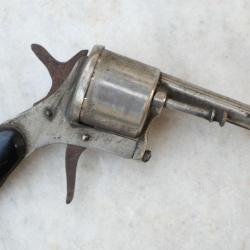 Très rare petit revolver air comprimé type Lefaucheux avec poire interne ref CAE25PIS001