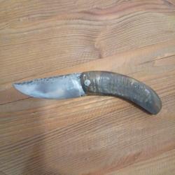 Couteau pliant deux clous forgé en acier carbone et bélier