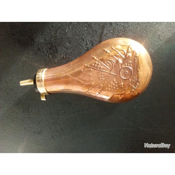 Poire  poudre noire avec en gravure un canon et des tendards couleur cuivre