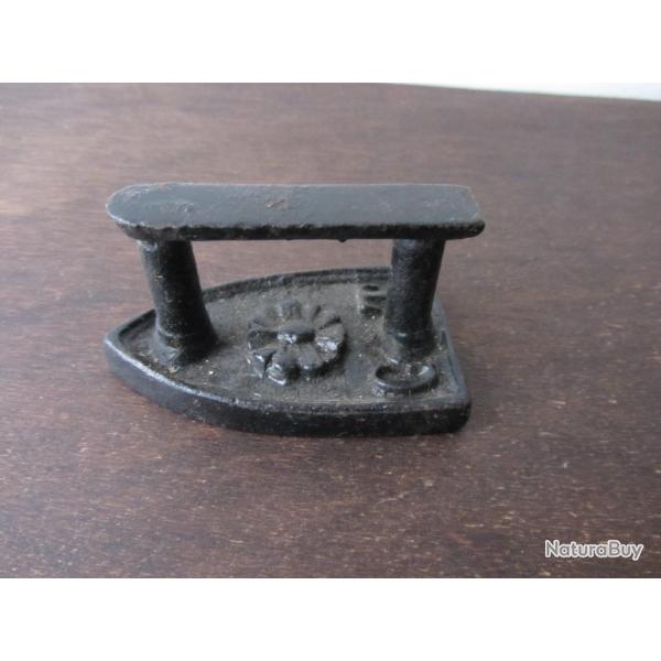 Mini fer  repasser en fonte 1950