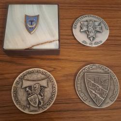 INSIGNES ET OBJETS REGIMENTS TRANSMISSIONS, MILITARIA