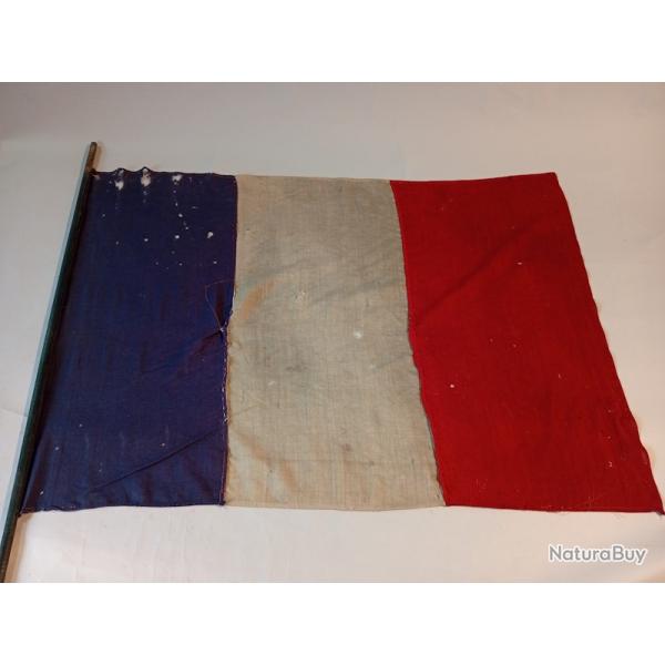 drapeau francais artisanal pour la liberation de Paris WW2