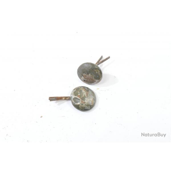 Lot 2 rivets de casque Tchèque Tchécoslovaque VZ28 VZ30 VZ32 défense passive. Bosselés
