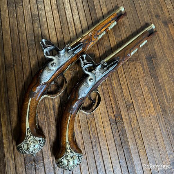SUPERBE LUXUEUSE PAIRE DE PISTOLETS A SILEX D'OFFICIER DE MARINE XVlll ÉME