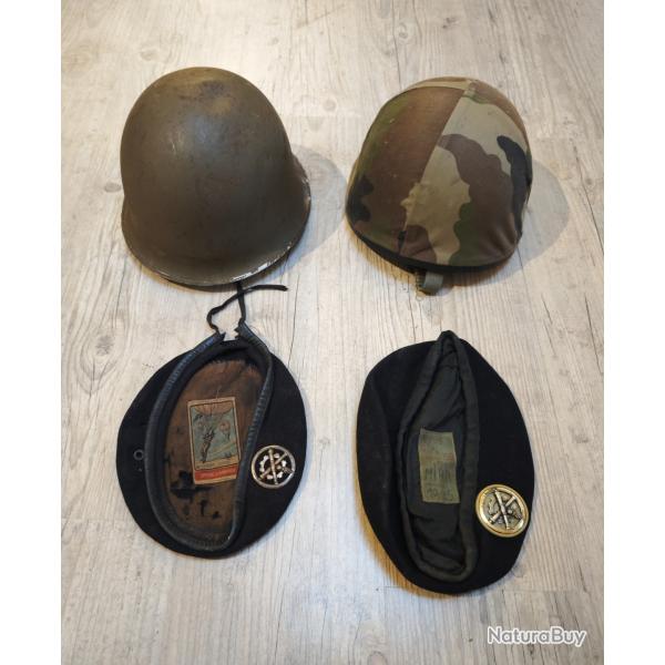 Lot 2 casques militaires français et 2 berets- État correct, datés 1952-1989 // 1 euros sans reserve
