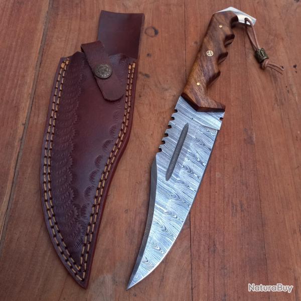 Joli Couteau de Chasse Damas Manche en Bois tui en cuir