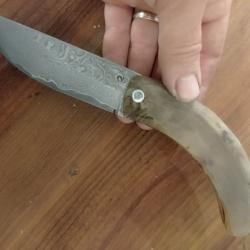 Couteau pliant deux clous damas et bélier