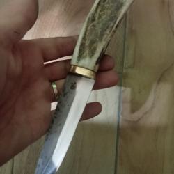 Couteau puukko, lame forgée acier carbone XC75 manche en bois de cerf