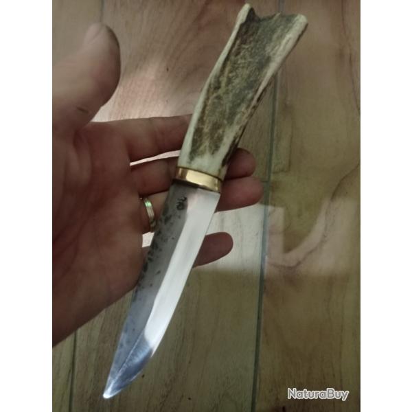 Couteau puukko, lame forgée acier carbone XC75 manche en bois de cerf