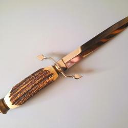 Dague de chasse, bois de cerf, garde à quillons inversés, lame de 19,5cm à arête médiane. LT 33,5cm