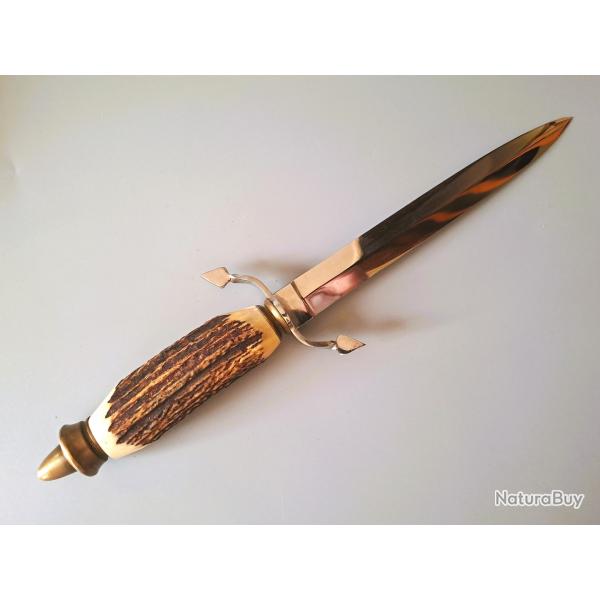 Dague de chasse, bois de cerf, garde à quillons inversés, lame de 19,5cm à arête médiane. LT 33,5cm