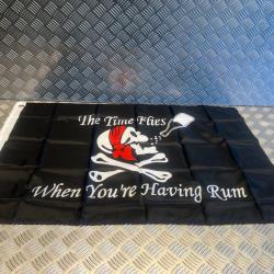 drapeau pirate rhum 90 x 60 cm ca vole quand on boit du rhum 100% polyester oeillets metalliques