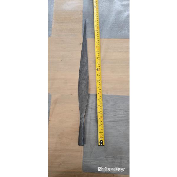 Trs balle et ancienne tte de lance africaine (fer forg grav)