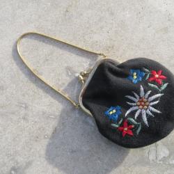 Ancien Porte-monnaie vintage/Aum&ocirc;ni&egrave;re de bal avec cha&icirc;nette a d&eacute;cor floral brod&eacute; &agrave; la main (XX&eacute;)