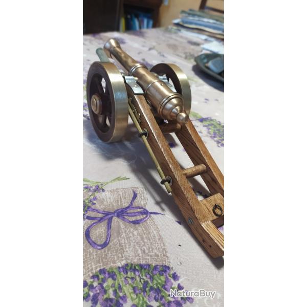 Canon d'artillerie ancien a poudre noir