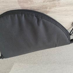Étui noir semi-rigide en cordura pour arme de poing. TBEDimensions : 31 x 18 x 5 cm extérieur