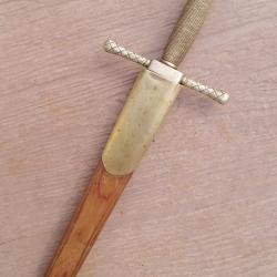 ANCIENNE  REPLIQUE   :   DAGUE  ANCIENNE  ET SON FOURREAU  BOIS  .