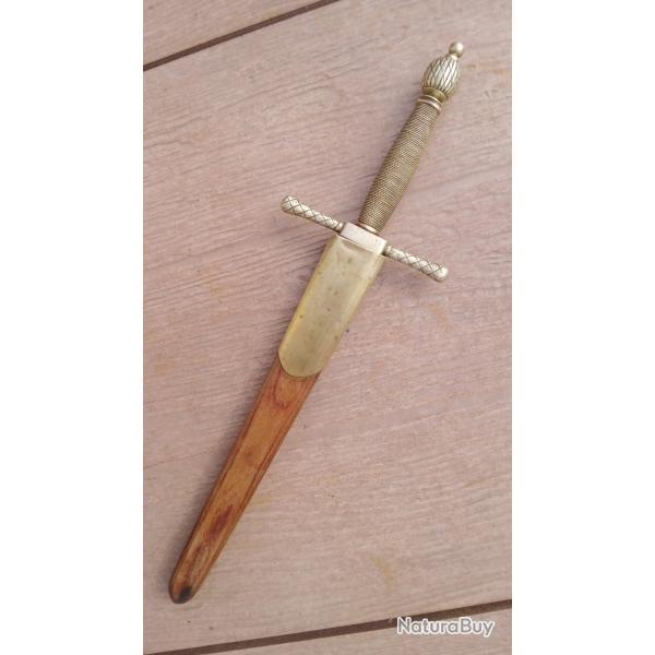 ANCIENNE  REPLIQUE   :   DAGUE  ANCIENNE  ET SON FOURREAU  BOIS  .