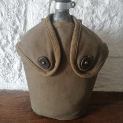 Superbe gourde francaise guerre Indochine, le quart est manquant.