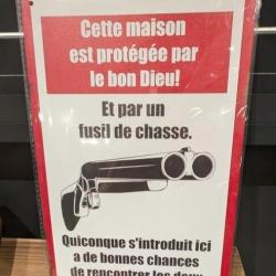 PLAQUE DECORATIVE VINTAGE PROTECTION DE LA MAISON PAR DIEU ET UN FUSIL DE CHASSE