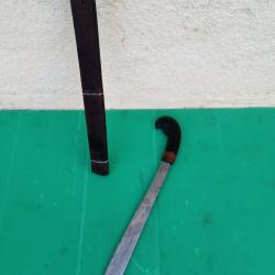 MACHETTE  DE CHASSE  PARANG  OU  GOLOK   .  ACIER DE  QUALITE  . FOURREAU  BOIS  . BELLE  POIGNEE  .