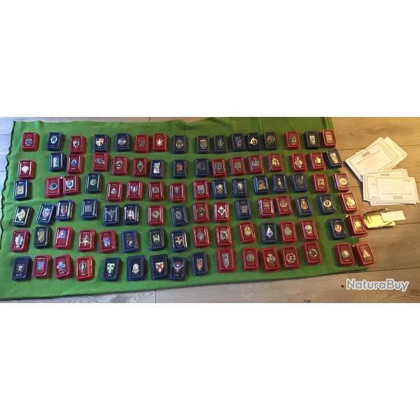 LOT DES 96 INSIGNES RGIMENTAIRES DITIONS ATLAS