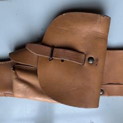 Holster en cuir fauve , un rivet défectueux ( photo 6 )