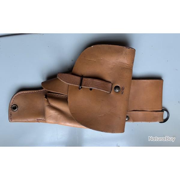 Holster en cuir fauve , un rivet défectueux ( photo 6 )