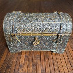 BEAU COFFRE EN BRONZE A FLEUR DE LYS DE STYLE XV éme SIÈCLE VERS L'AN 1480 PAR MAX LE VERRIER 4,3 KG