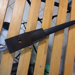 Belle baïonnette suisse pour K31 et son porte fourreau en excellent état.