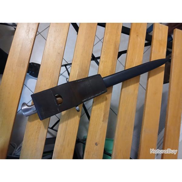 Belle baonnette suisse pour K31 et son porte fourreau en excellent tat.