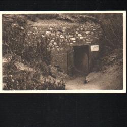 fort de vaux la porte d'entrée des visiteurs et la plaque commémorant la mort du capitaine tabourot