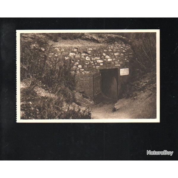 fort de vaux la porte d'entre des visiteurs et la plaque commmorant la mort du capitaine tabourot