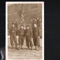 quator de militaires en caserne non située , voir uniforme genre carte photo