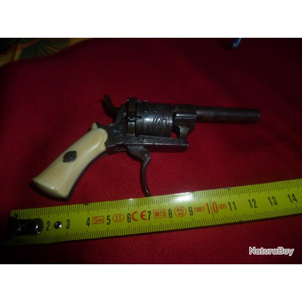 petit revolver  broche de poche
