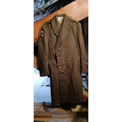 Manteau militaire avec insigne 60° régiment d'infanterie et 6°région militaire.