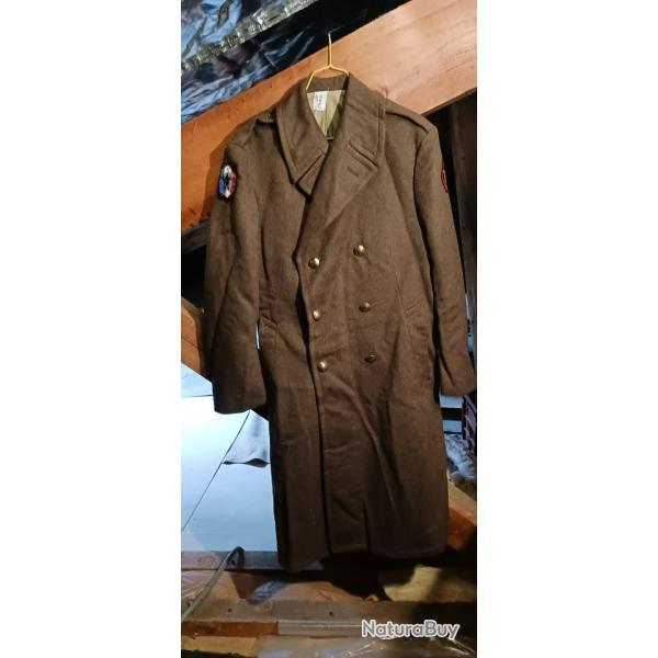 Manteau militaire avec insigne 60 rgiment d'infanterie et 6rgion militaire.