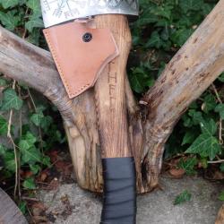 Hache de Viking Ragnar Lothbrok Lame Acier Carbone 1055 Symboles Manche Bois Etui Cuir Artisanale A1