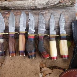 LOT DE 8 Couteau Skinner Damas Lame 256 Couches Manche Os/Bois Cerf/Bois/Bélier Artisanale Etui Cuir